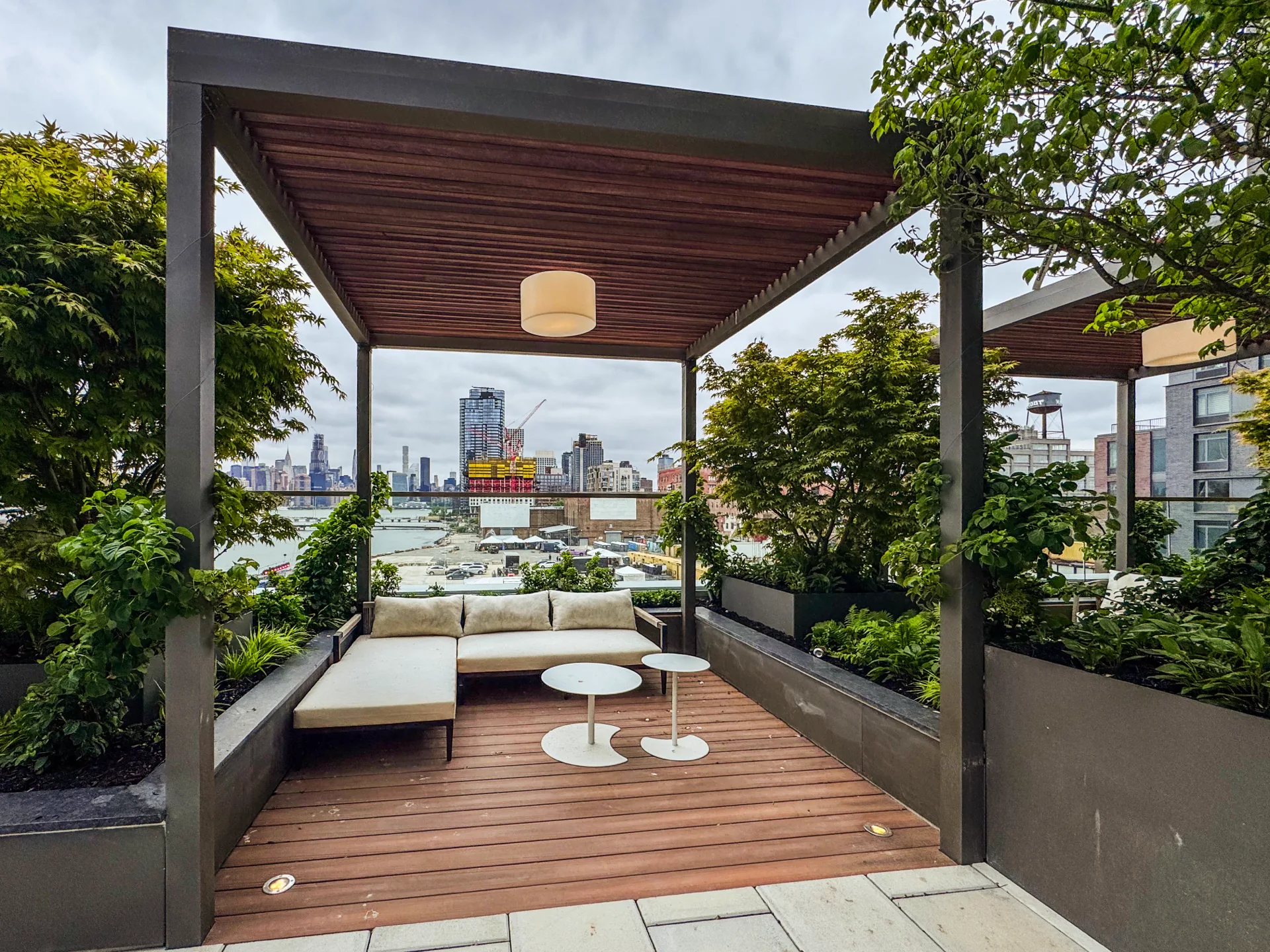 Urban Top Brooklyn rooftop bar — Manhattan skyline view