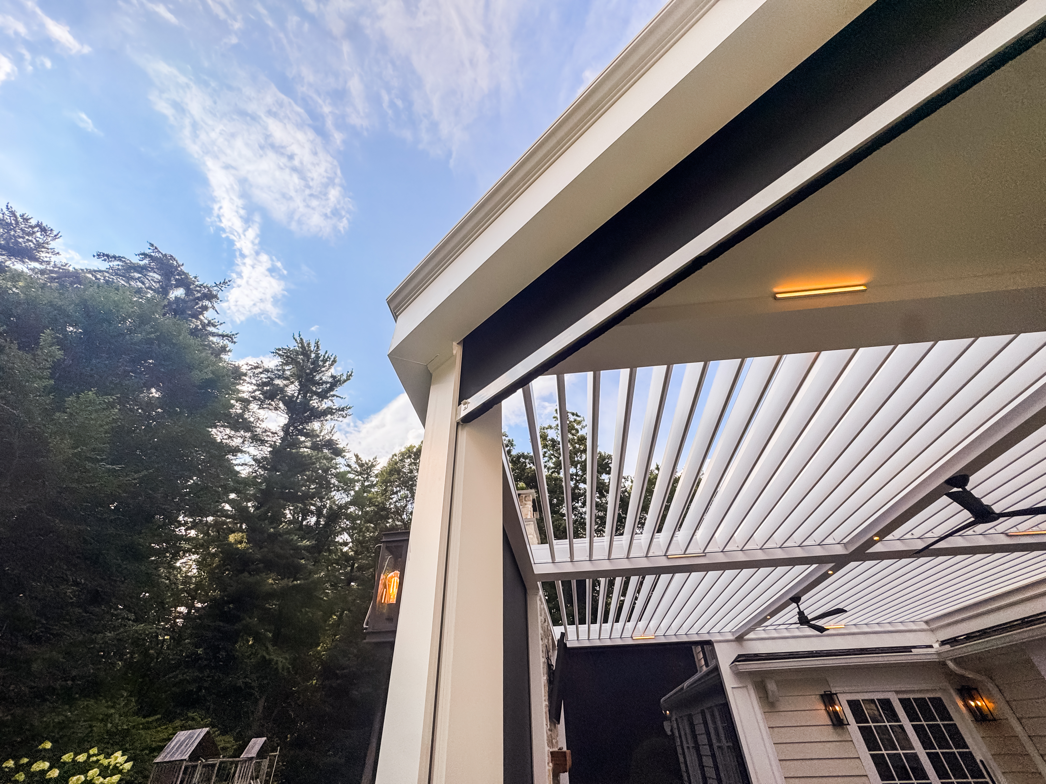 Detail of concealed R-Shade screen track hidden within the beam structure