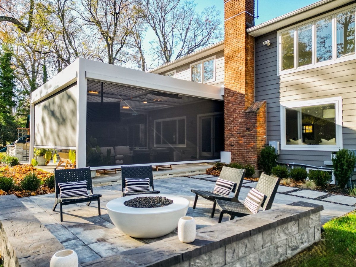 Modern wall-mounted louvered roof with screens in Roslyn, NY